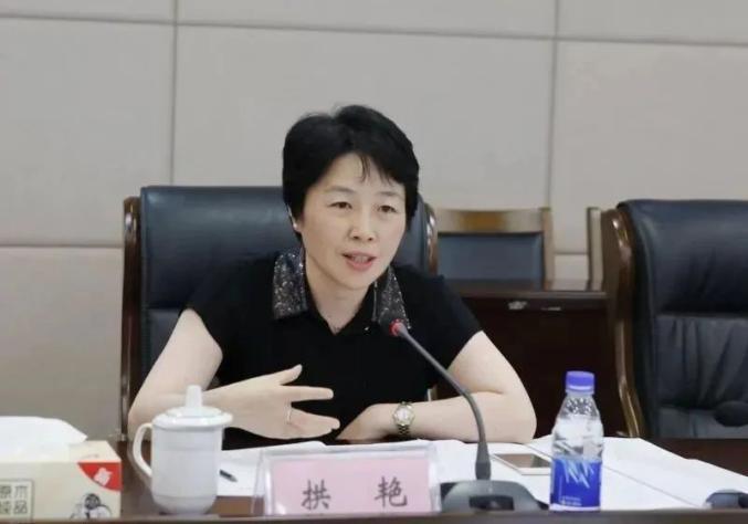 合肥拱艳人美，官大，贪欲大！她51岁，挺年轻的，看容貌她是那种单眼皮挺有精明