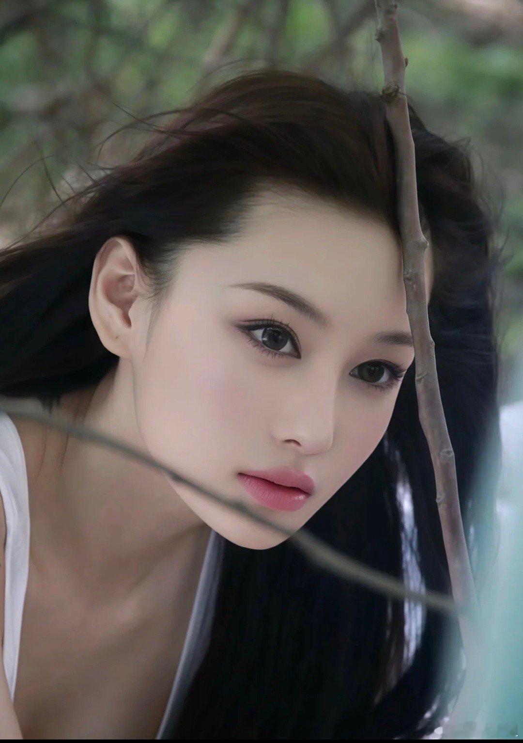 张馨予这脸长的也太权威了吧，好妩媚的脸像只小狐狸，素颜都是白白嫩嫩的太精致了！