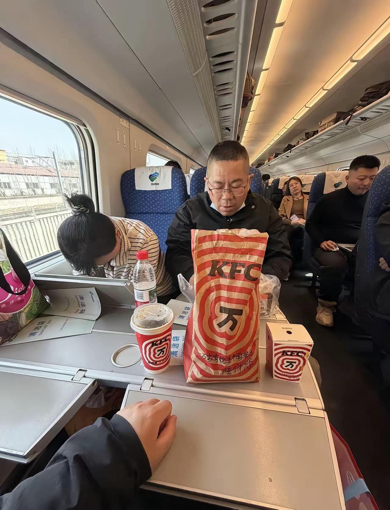 不是，这是什么高铁，简直是i人噩梦