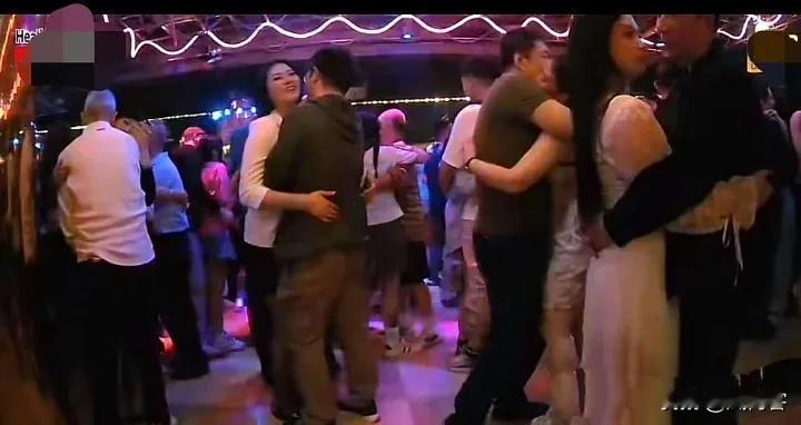 网友：这便是舞厅当下的状况，不管是大学生、农民，还是扫垃圾的，打扮一番都能来跳舞