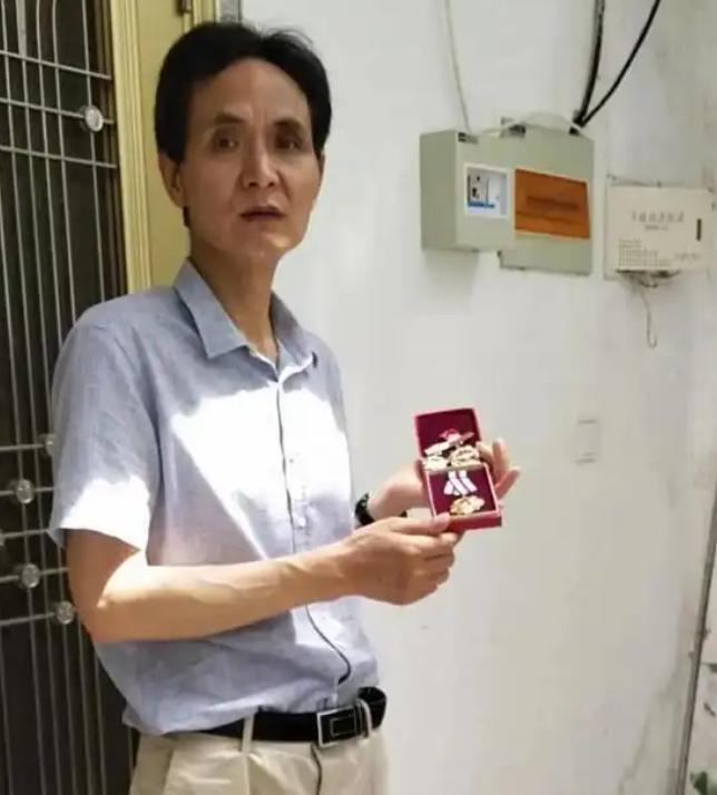 1985年，一等功臣张长海全身13处负伤，转业回家后出现后遗症，卖掉房子治病仍不