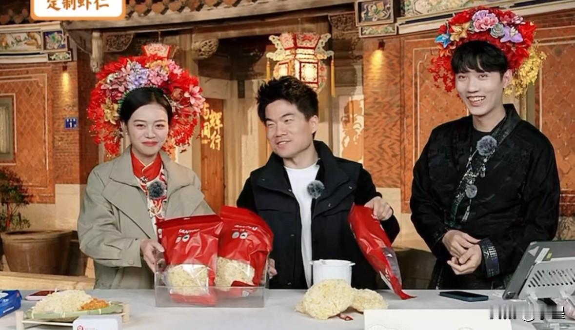 小贝和鹏鹏簪花出场董宇辉看上去还挺喜欢他俩的造型小贝说给宇辉也簪一个宇辉说