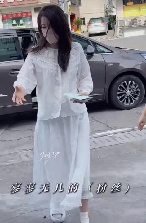曾黎接机现场调侃粉丝稀少引哗然！网友：刚转卖完礼物就嫌人少？6月19日曾黎现身