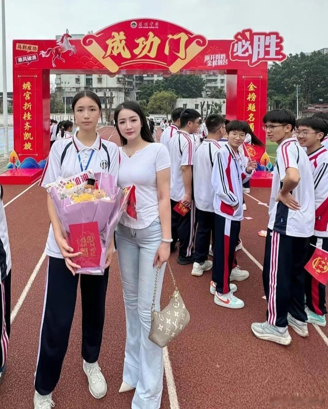 最年轻的妈妈没有之一站在一起谁分得清谁是妈谁是娃