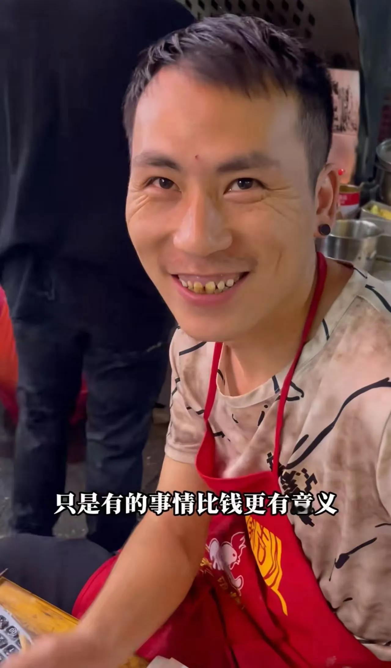 日入千元却不给儿子买糖！烧烤老板被骂