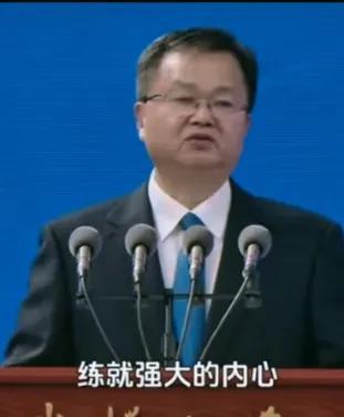 武大负责人寄语新生，要练就强大内心，以不变应万变。武汉大学