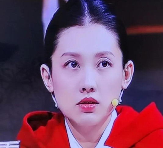 《<em>陌上又花开</em>》收视率暴跌，网友骂声一片。剧中马春秀坚持“修路不成不结婚”引发争