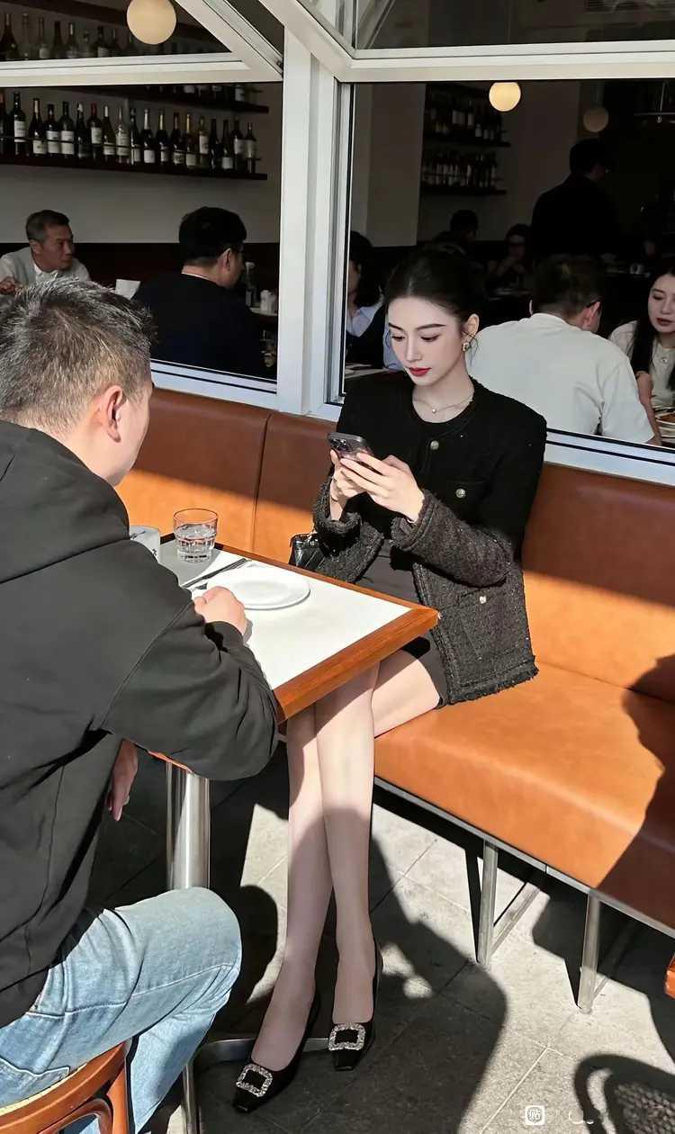 520，和相亲对象吃饭。她只顾玩手机，不和我说话，全程没有任何交流，不知道她是
