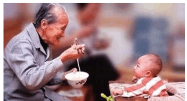 奶奶为省2快多, 害得孩子发烧最高至40度, 真是心疼