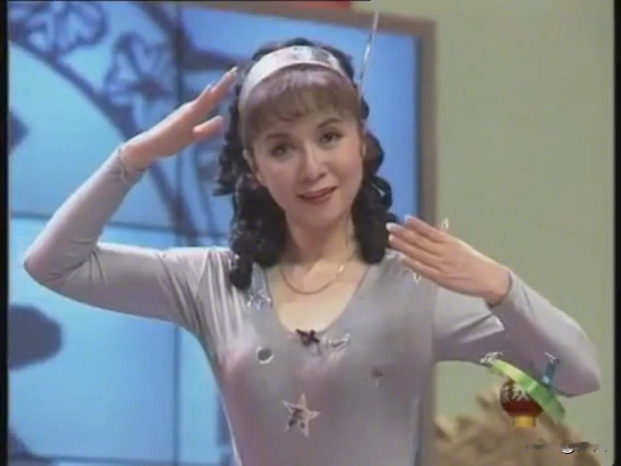 1996年春晚的机器人女友2026年春晚的机器人奶奶中国科技太强大了，从想象