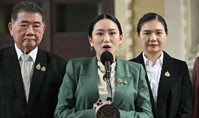 泰王出手了！泰国宪政公报网今日最新消息，泰王批准新一轮内阁改组方案，总理佩通坦直