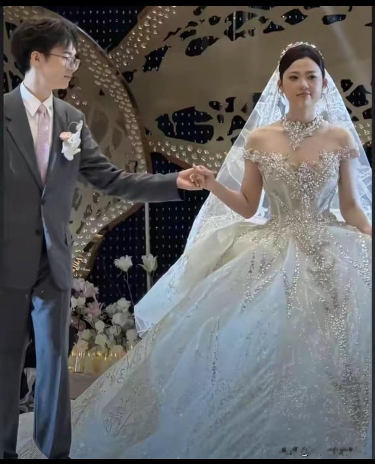 打游戏真能“爆”出个豪门老公？慈溪少爷上亿婚礼刷屏，短剧编剧都得连夜改剧本！浙江慈溪一场婚礼彻底火了