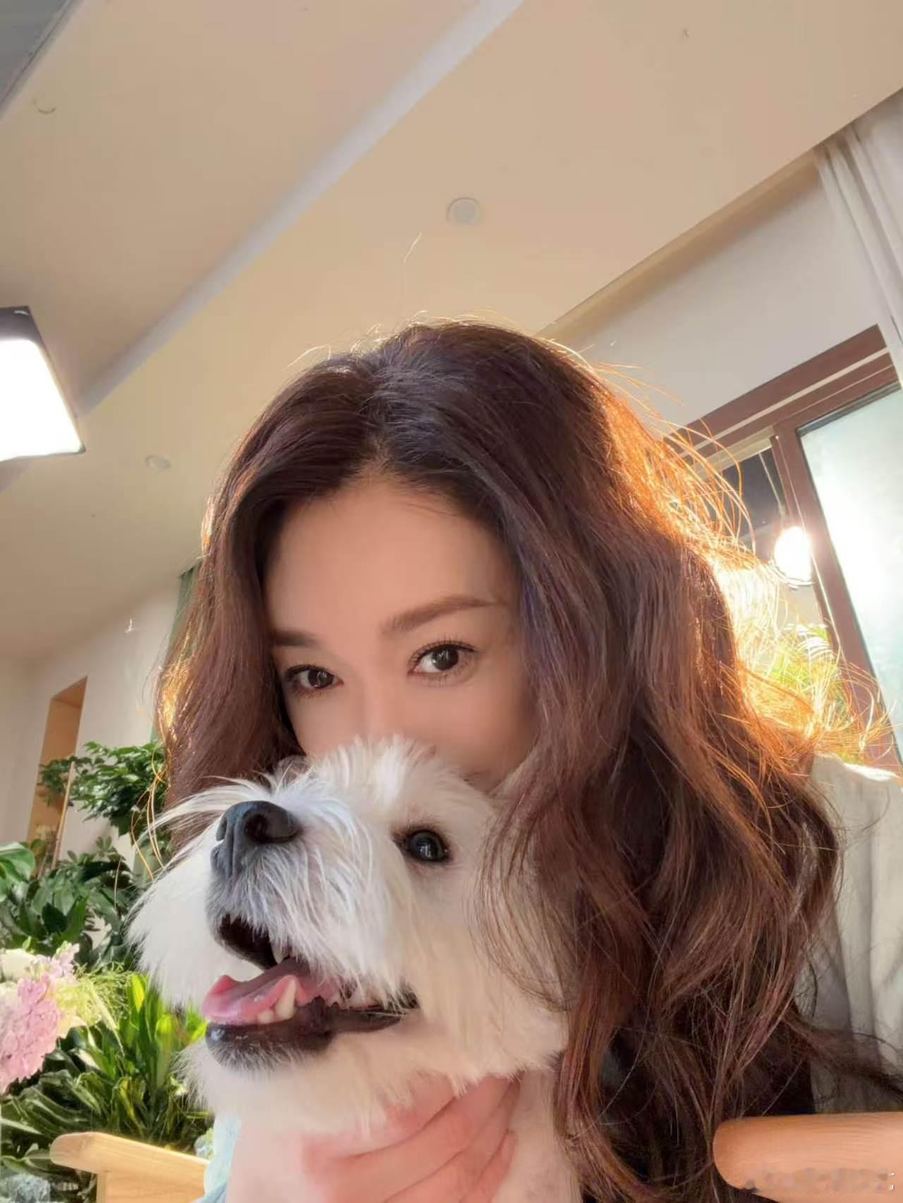 李小冉全脂手臂有肌肉了从“摆烂躺平”到“魔鬼训练”，这双手臂的肌肉线条，是她对