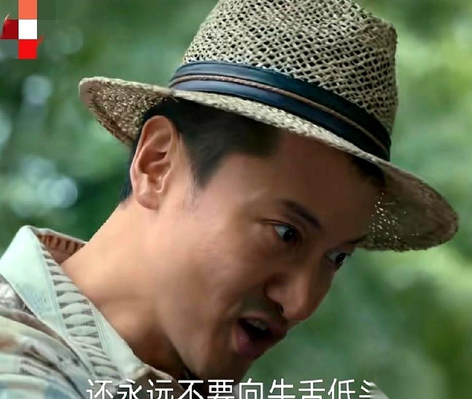 看了《低智商犯罪》里的周荣，我算明白了什么叫“天选倒霉蛋”。手下三个兵，一个把