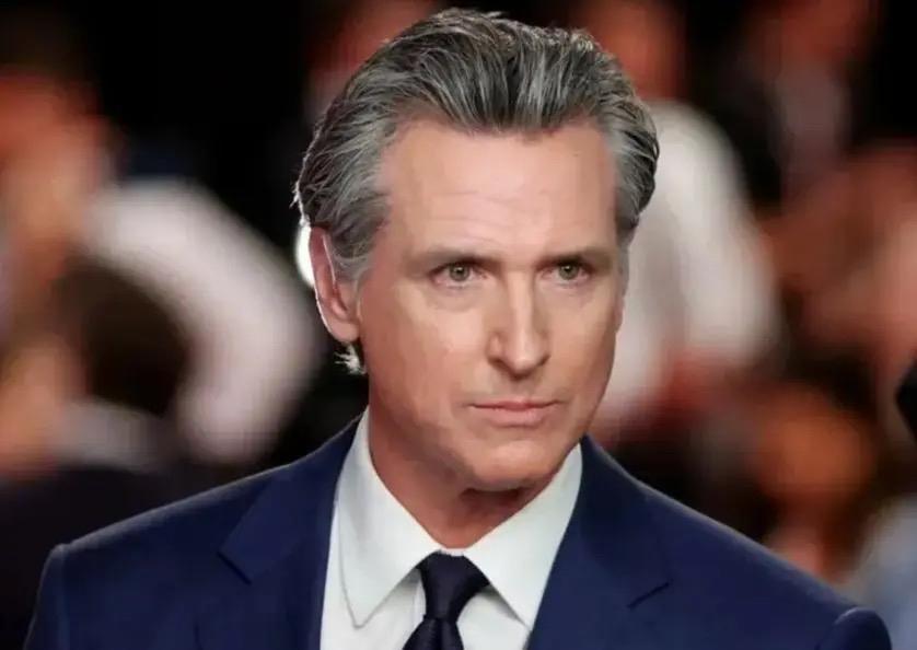 直接硬刚特朗普！美国加州州长纽森刚被特朗普在达沃斯论坛上点名批评，转头纽森就宣布