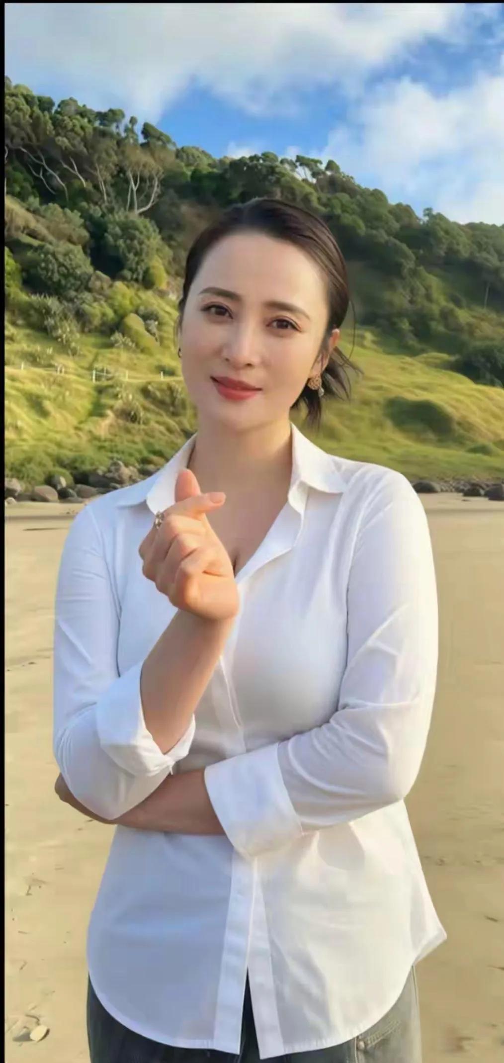 原来最好的衰老，是蒋勤勤这样没有僵硬网红脸，没有刻意少女感褪去青涩，满身从容