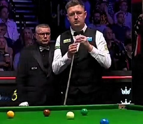 艾伦与囧哥第二阶段比赛快讯：第16局，艾伦一杆斯诺克让囧哥罚了四杆16分。艾伦