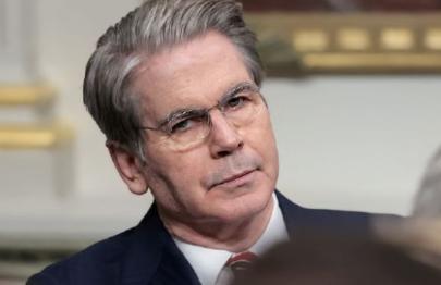 中国电动汽车就是燃煤汽车？美财长贝森特气急败坏，演播厅鸦雀无声。贝森特给出的论