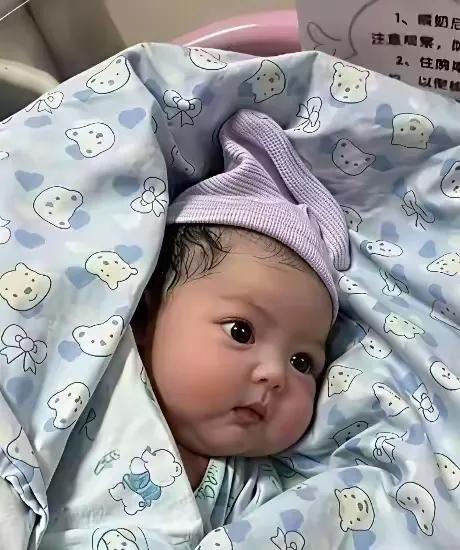 19岁的大一女孩轩轩意外怀了孕。男孩说生吧，我爸妈帮忙养。你还可以继续读书，她信