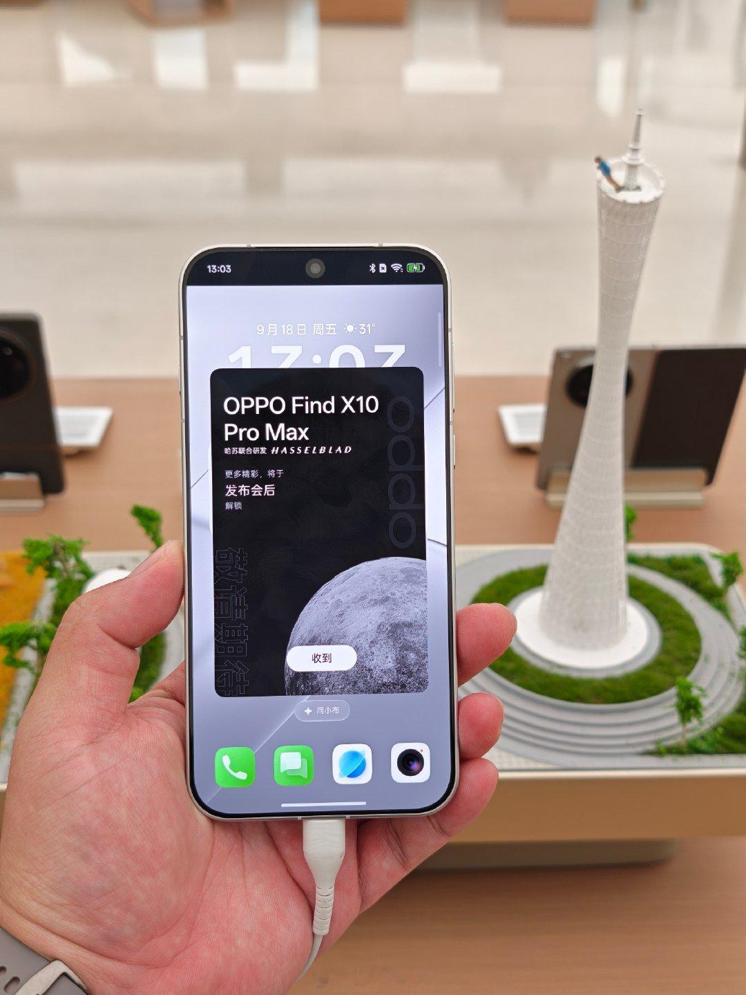 FindX10系列的大屏广告，看了。FindX10系列的线下展机，摸了。白色的FindX10ProM