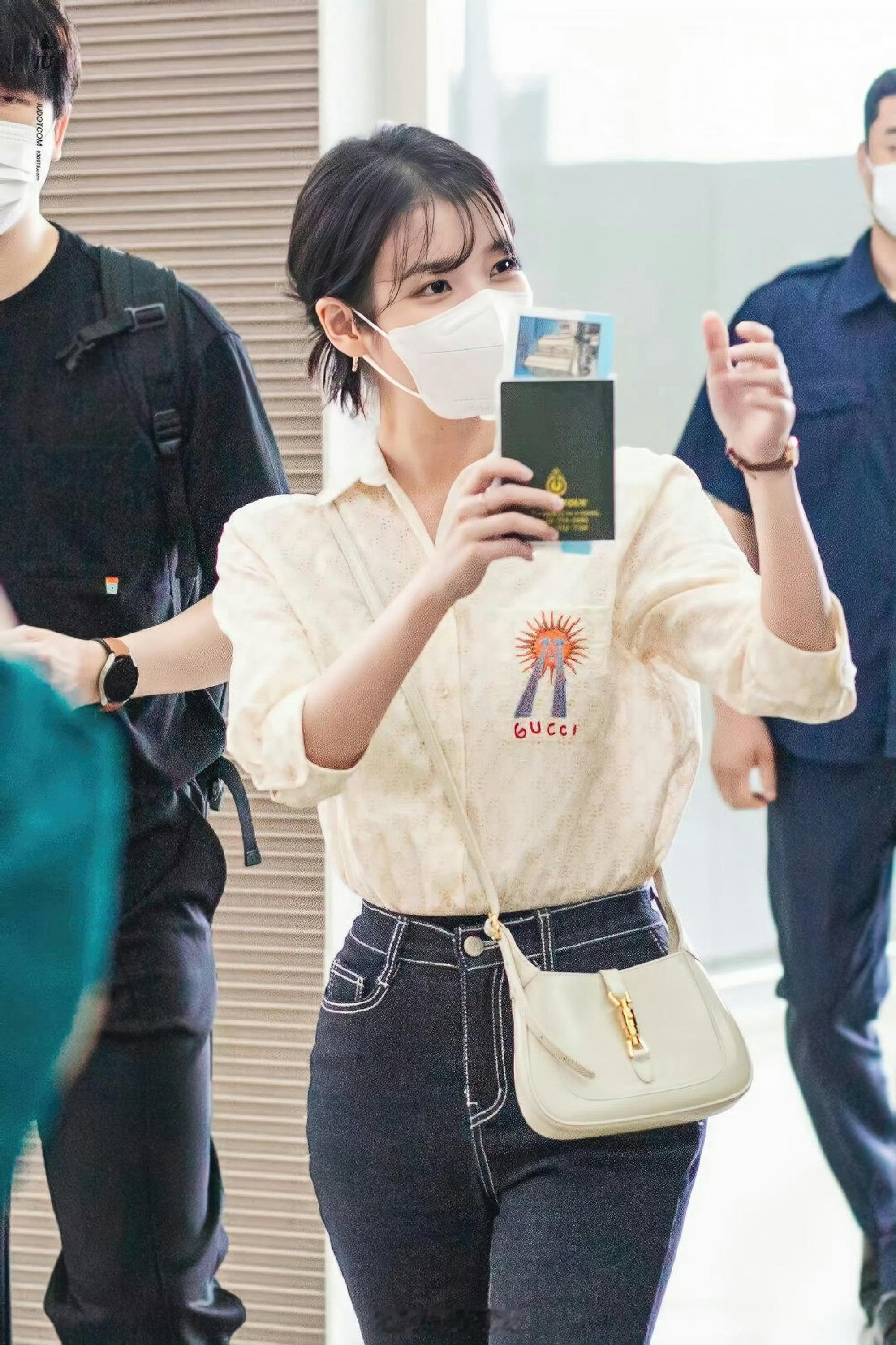 李知恩iu紧身牛仔裤，臀部好肥啊[大笑]​​​​