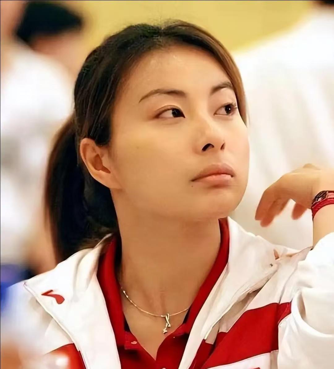 一位教授说：“香港有钱人，都喜欢娶运动员当老婆，这些人太聪明了！为什么他们不娶