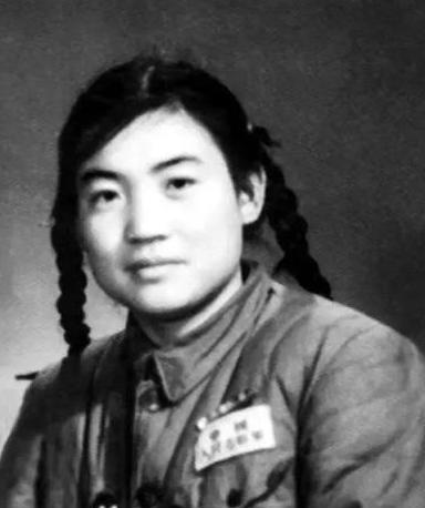 她本是抗美援朝战争中唯一荣立一等功的志愿军女战士，却在晚年因病欠下巨款，不得不被