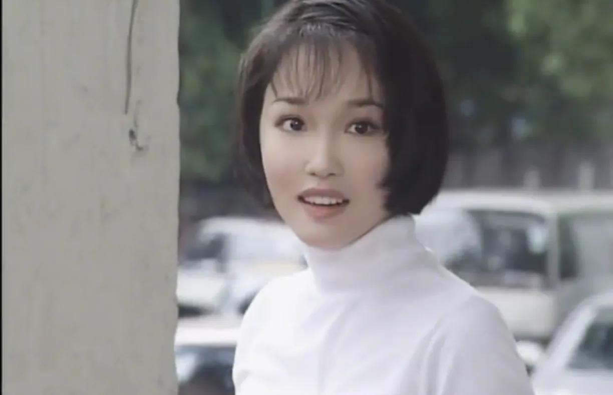 这就是被封为新加坡的第一美女？比大陆香港的美女差的太远了吧，论五官好看程度，根