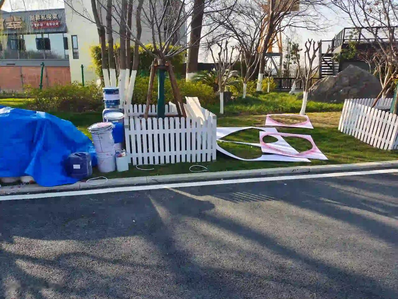 有些樱花树都被培育成了盆栽，哪里需要就用起重设备运到哪里去，这种灵活的绿化方式真