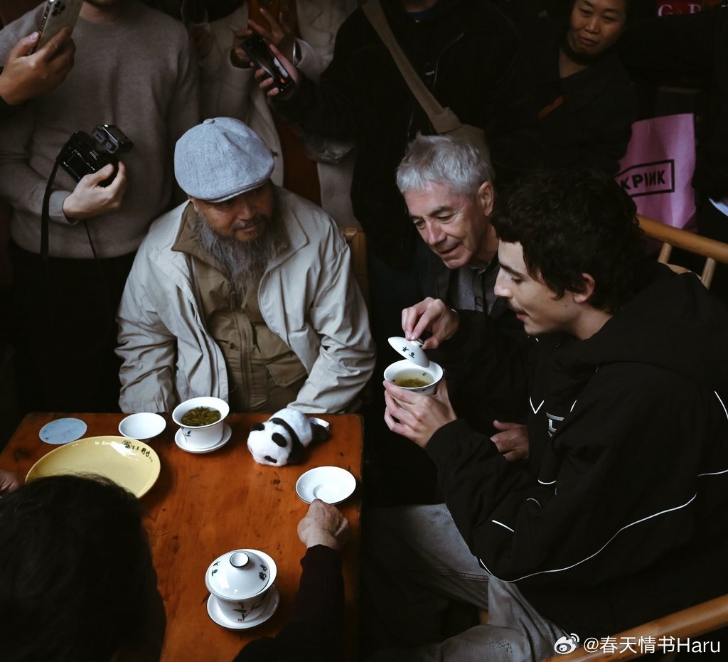 提莫西·查拉梅在成都的照片，我才知道图2旁边的那位是他爸爸