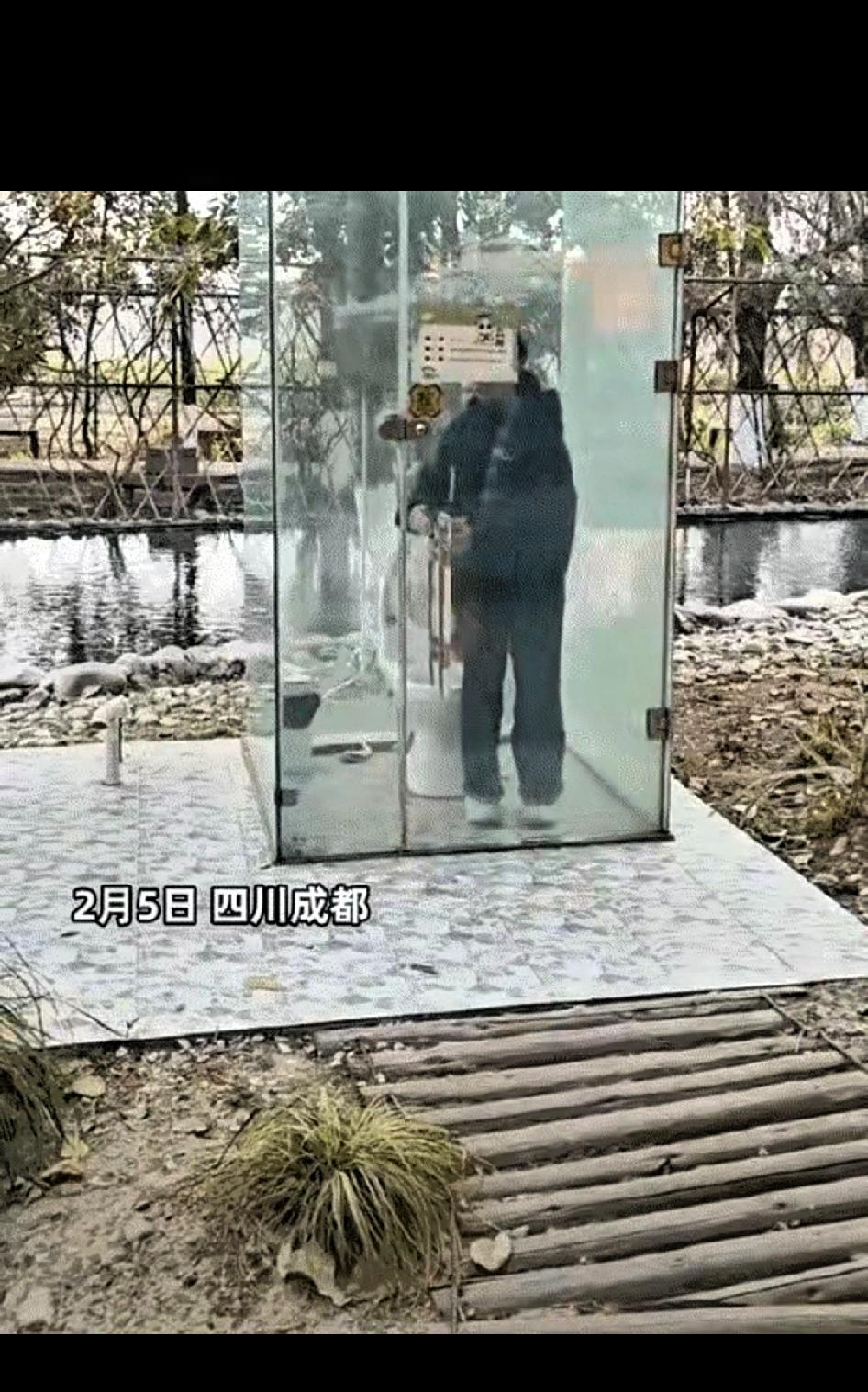 四川成都，女子看到路边的透明厕所好奇上前，了解到锁门后会雾化保护隐私，便在朋友拍