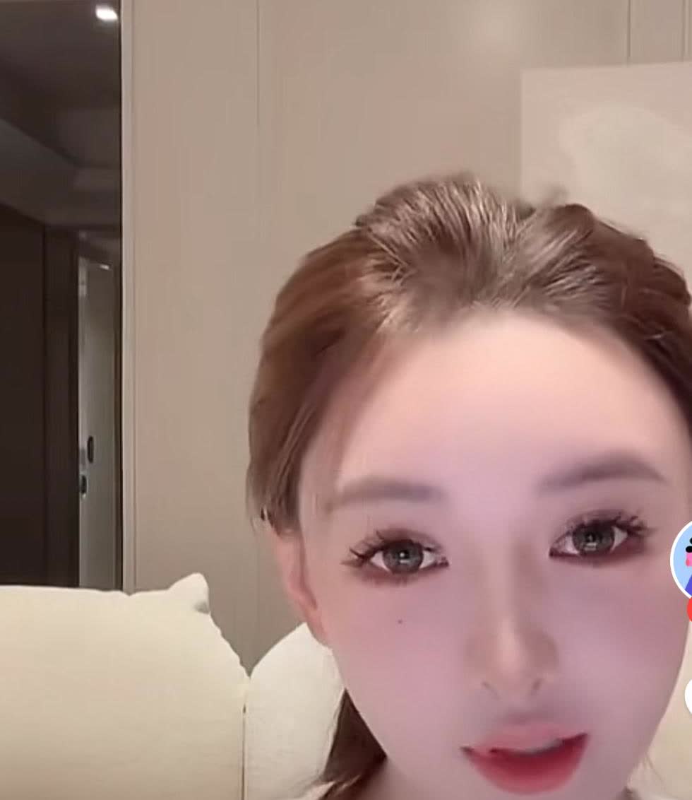 叶柯又不小心说错话了，“我觉得这样显的像陈冠希，比较坏坏的”。等她反应过