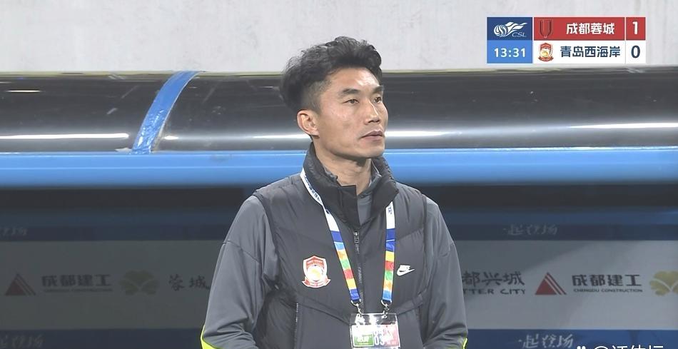 不是郑智不配做主教练，而是郑智不适合带中下游球队的主教练。昨晚的比赛，青岛西海