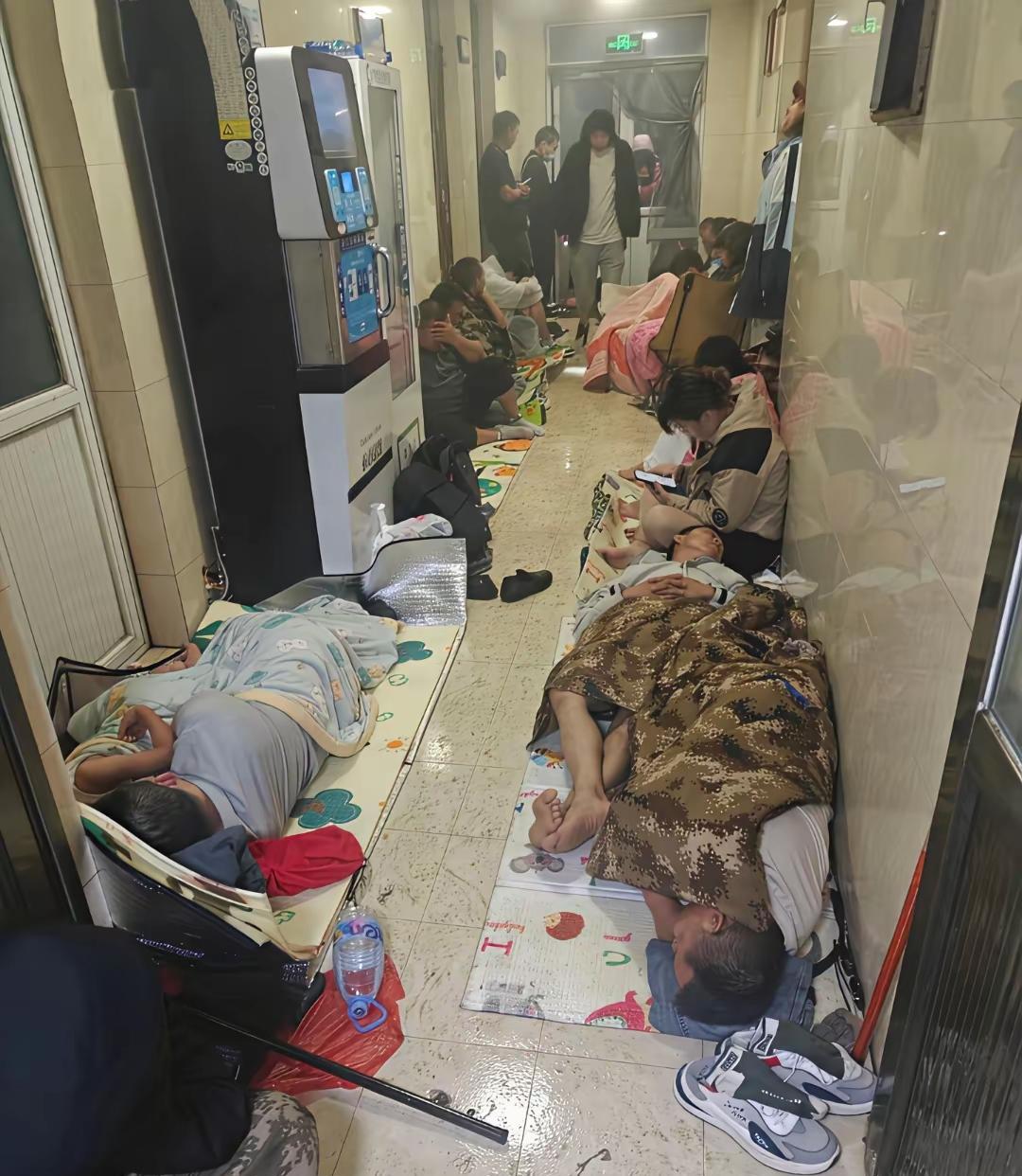真不知这些人旅行的意义是什么，这是在泰山景区一个厕所的过道，旅行的人们在此休息的