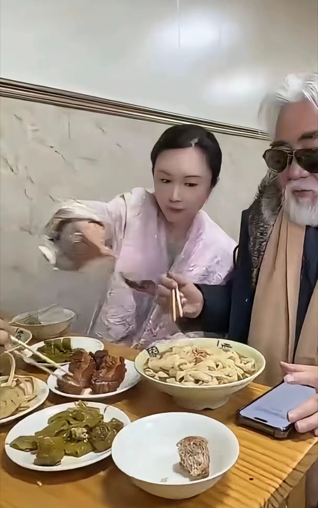 张纪中导演喜欢吃面条，碗量挺大，好像是一盘白切鸡，夫人杜星霖还帮掏了一勺酱。粗茶淡饭是老百姓的天，不