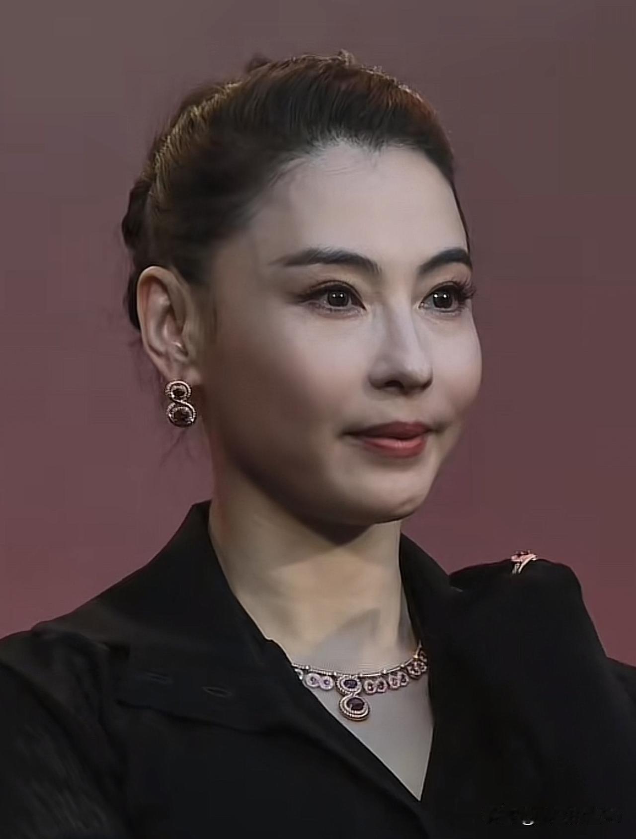 张柏芝尴尬了，出席活动，网友直呼女神面相变了，变成了屠洪刚！张柏芝和刘诗诗站一起