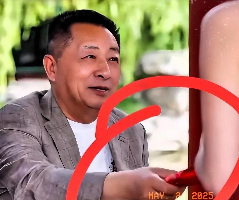 汪大爷依靠儿子汪小菲生活，每月领取5万元零花钱，生活无经济压力。这次婚礼上，汪大