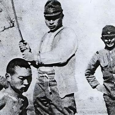 1944年4月，美军在新几内亚一具日军尸体上翻出一张照片。照片里，一名日本军官正