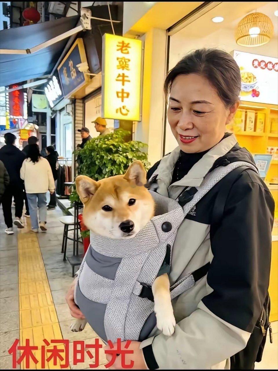 过去虽然穷，但她是孩子母亲现在有些人好像是富了，却将狗当儿子养