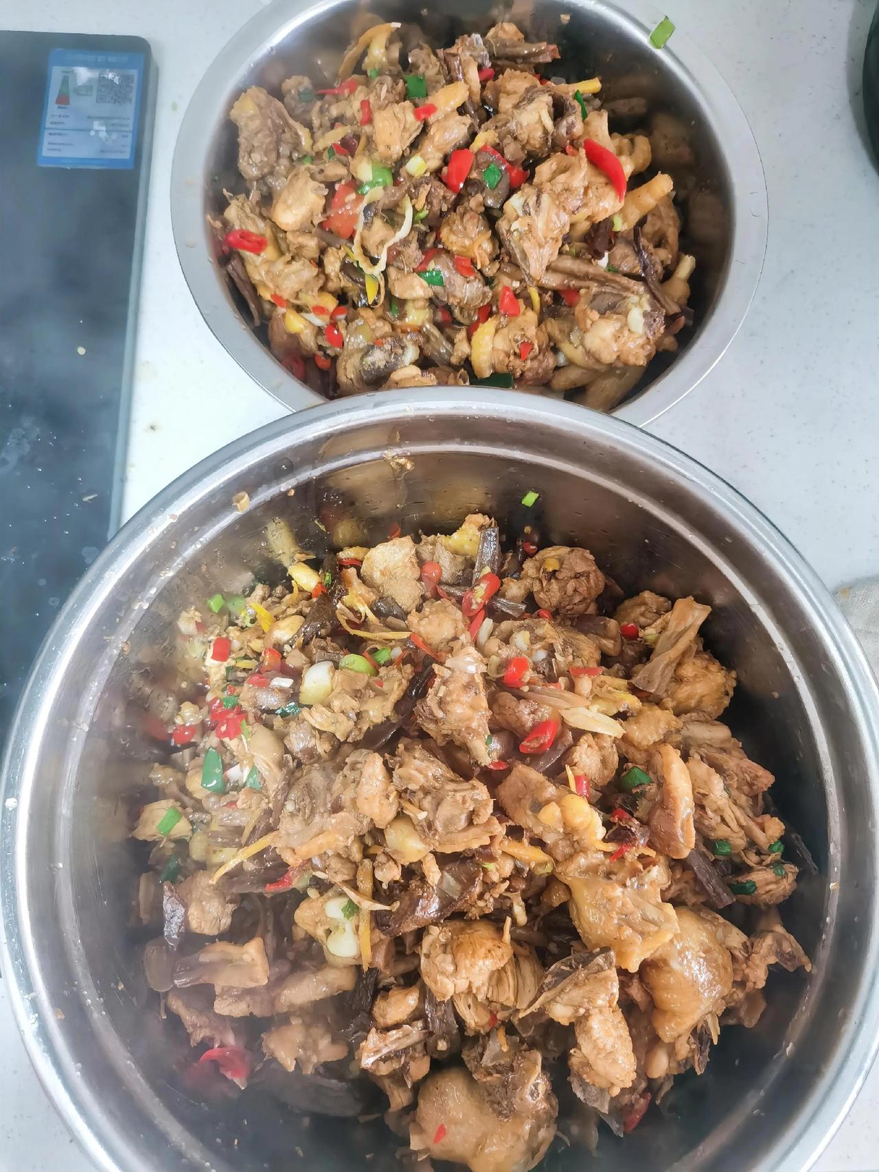 今日食堂菜谱：红烧鸡块猪肉炒花菜炒红扞菜。开工第一天，命中注定要做“伙