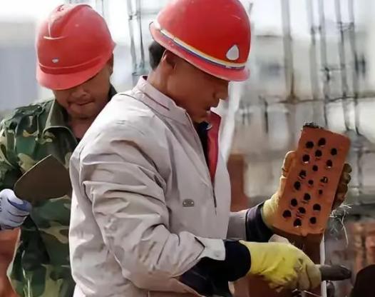 目前，在以色列的建筑工地上，有中国工人，也有印度工人。中国工人月薪折合人民币约5