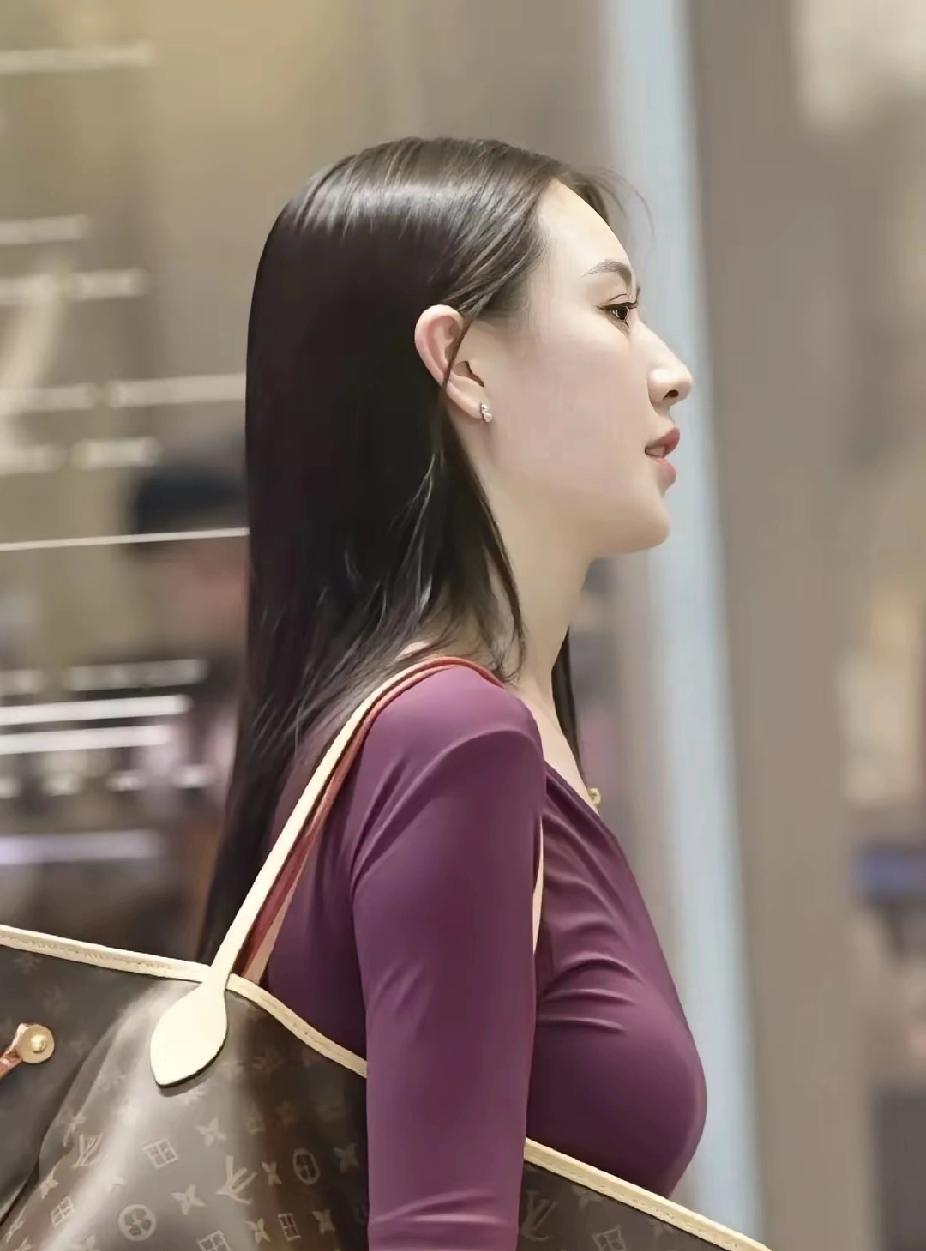 共享美人靓照街拍气质美女，身背lv，长发披肩，落落大方赏心悦目街拍美女写真甜酷