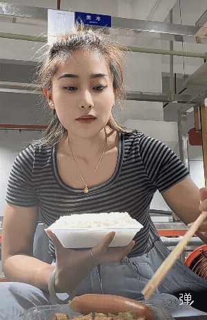 姑娘你这吃进去的食物嚼也不嚼一口吞啊!这样对胃不好吧！[捂脸哭]