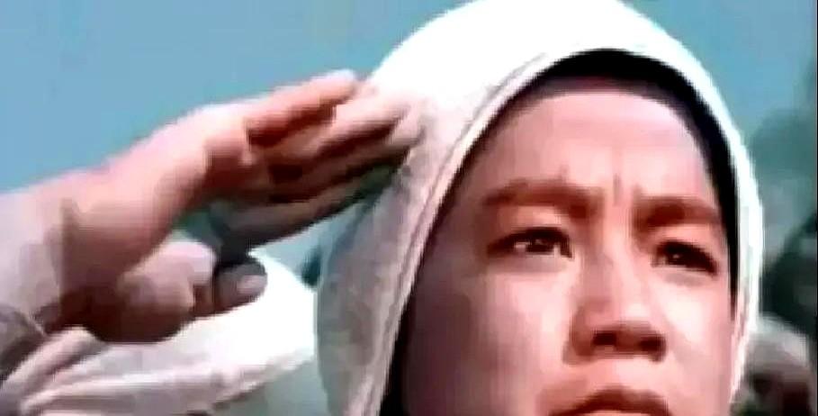 那个我们都爱的“小兵张嘎”，后来把他导演打进了泥里。1963年，13岁的安吉