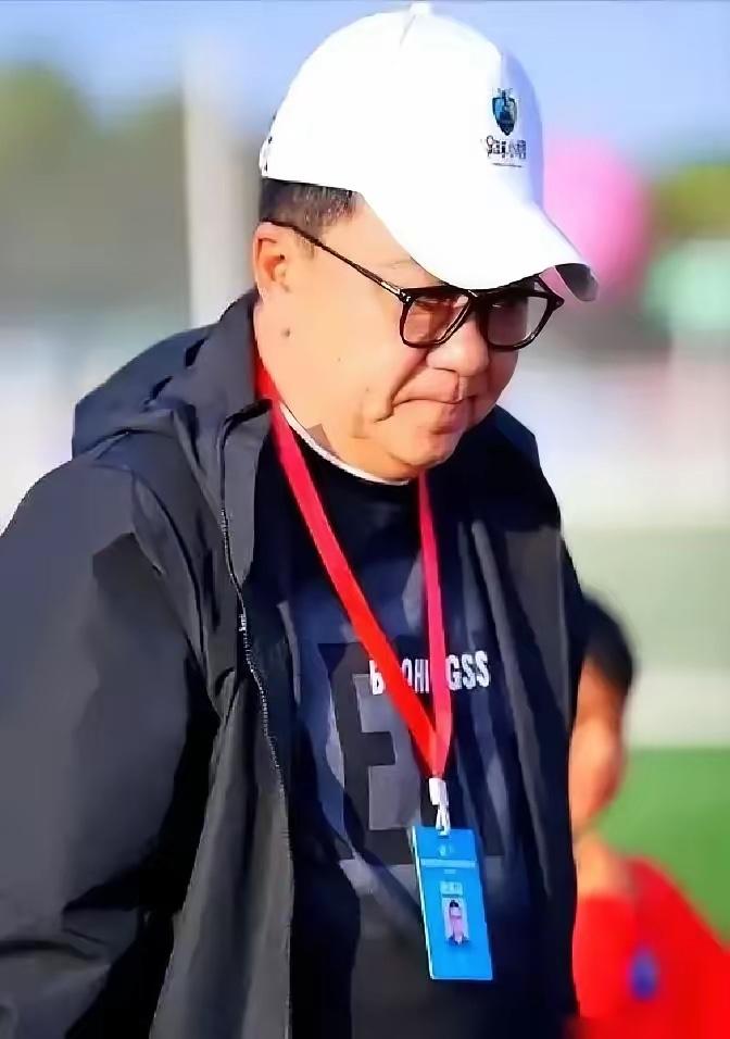 14岁小将戴佑泽，当场被董路踢出巴西参赛大名单，就因为队友喊他回防，他直接摆烂，