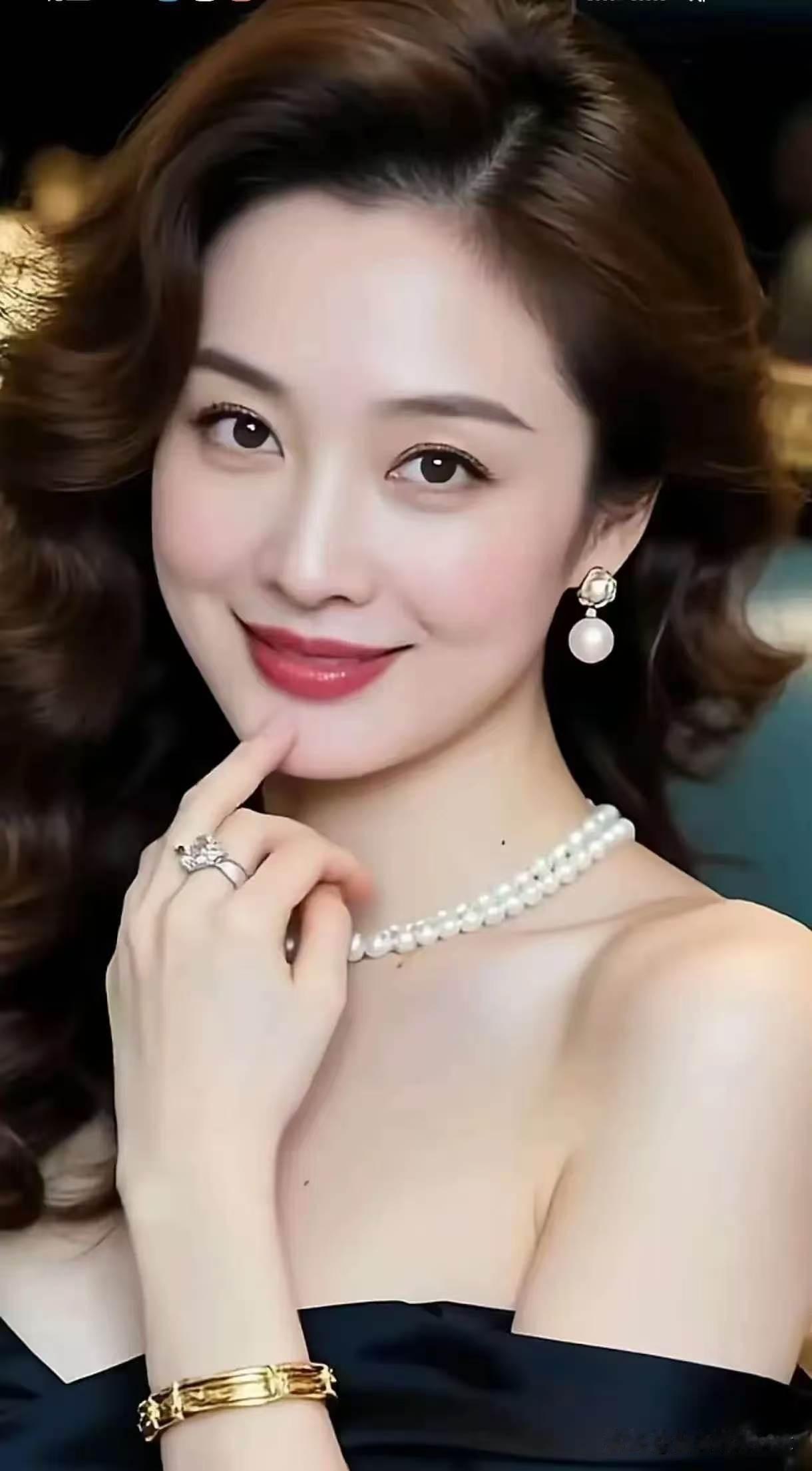 再言·珠光玉妍云鬟堆浪卷，珠串绕肩来。金镯明春腕，钻戒耀纤隈。黑裙裁雪