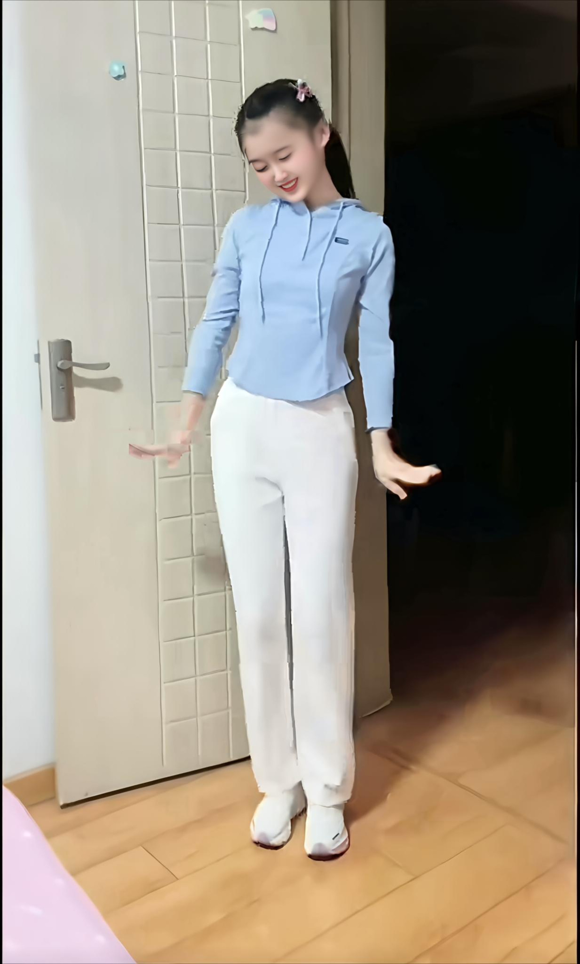 青春活力美少女总能令人眼前一亮。如那组自然清新的美少女写真，阳光倾洒...