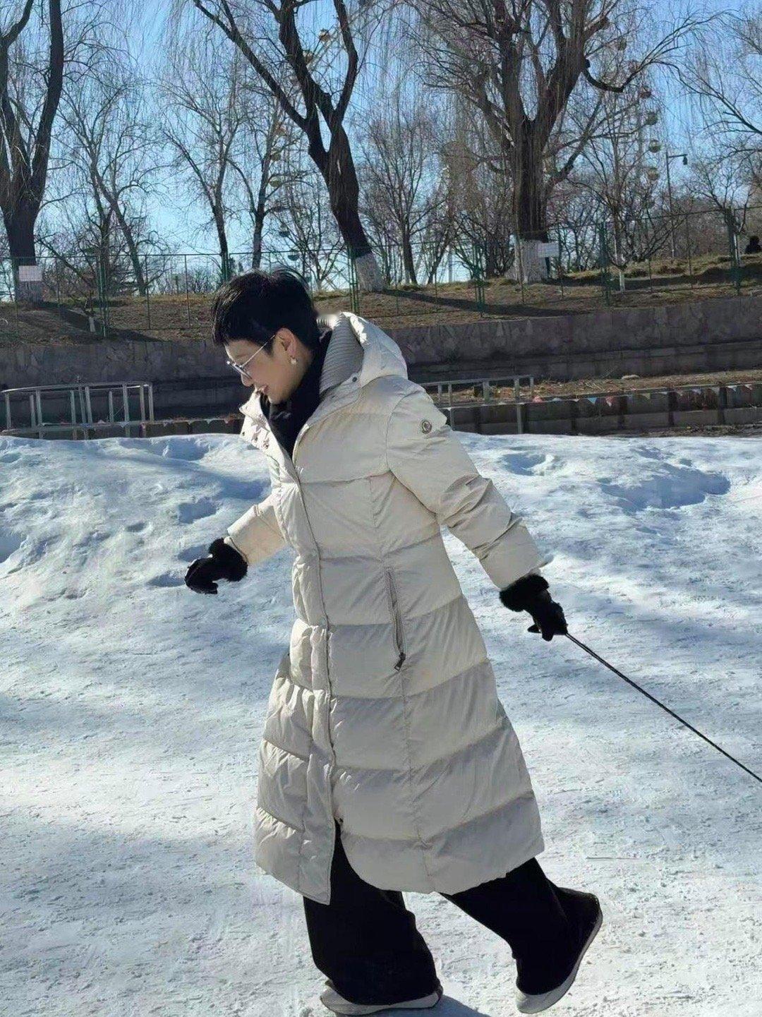 63岁张凯丽的老年穿搭也太会了！白色羽绒服搭配黑色围巾与直筒裤，简约利落，时髦又