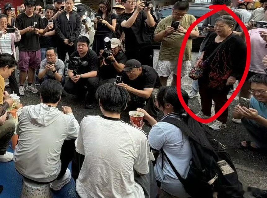 老太太看雷军的表情，耐人寻味。。。
