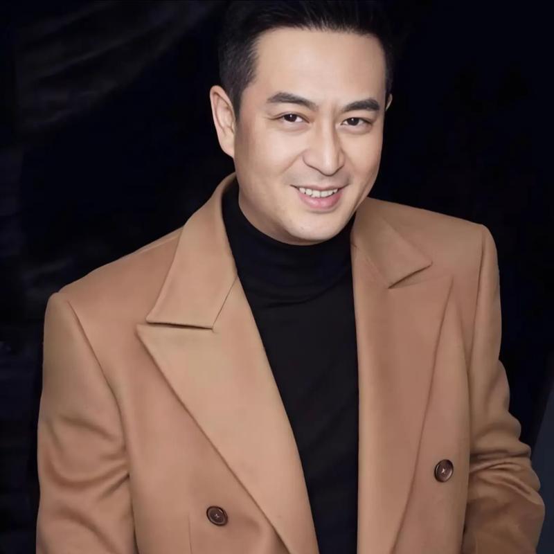 演员张嘉益说：“好些年前，我和陈道明老师一起吃饭，他总结我的一句话，总结的挺好。